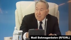Қазақстан президенті Нұрсұлтан Назарбаев "Рухани жаңғыру" бағдарламасына бір жыл толғанына орай ұйымдастырылған жиында сөйлеп  отыр. Астана, 12 сәуір 2018 жыл. 