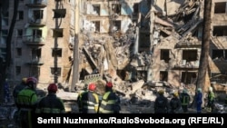 У пошкодженому будинку працюють рятувальники, повідомляє міський голова Києва
