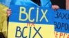 Учасники акції принесли з собою національні прапори, плакати з назвами підрозділів і світлини своїх близьких, що перебувають у полоні