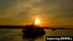 Пассажирский катер вечером в Севастопольской бухте