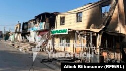 16-17-сентябрдагы чек арадагы куралдуу жаңжалда Лейлек районунун Интернационал айылындагы "Достук" базары дээрлик толугу менен өрттөнгөн.