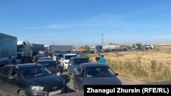 Ресейдің Орынбор өңірінен Қазақстанға өту үшін шекарада кезекте тұрған адамдар мен көліктер. Ақтөбе облысы,  22 қыркүйек 2022 жыл.