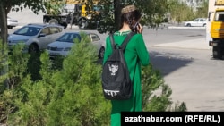 На собраниях со старшеклассницами помимо вопроса нравственности молодых людей осуждают за использование мобильных телефонов и Интернета (архивное фото)