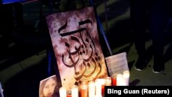 شعار «زن، زندگی، آزادی» در کنار تصویر مهسا امینی، جوان ۲۲ ساله سقزی که در بازداشت ماموران گشت ارشاد جان باخت