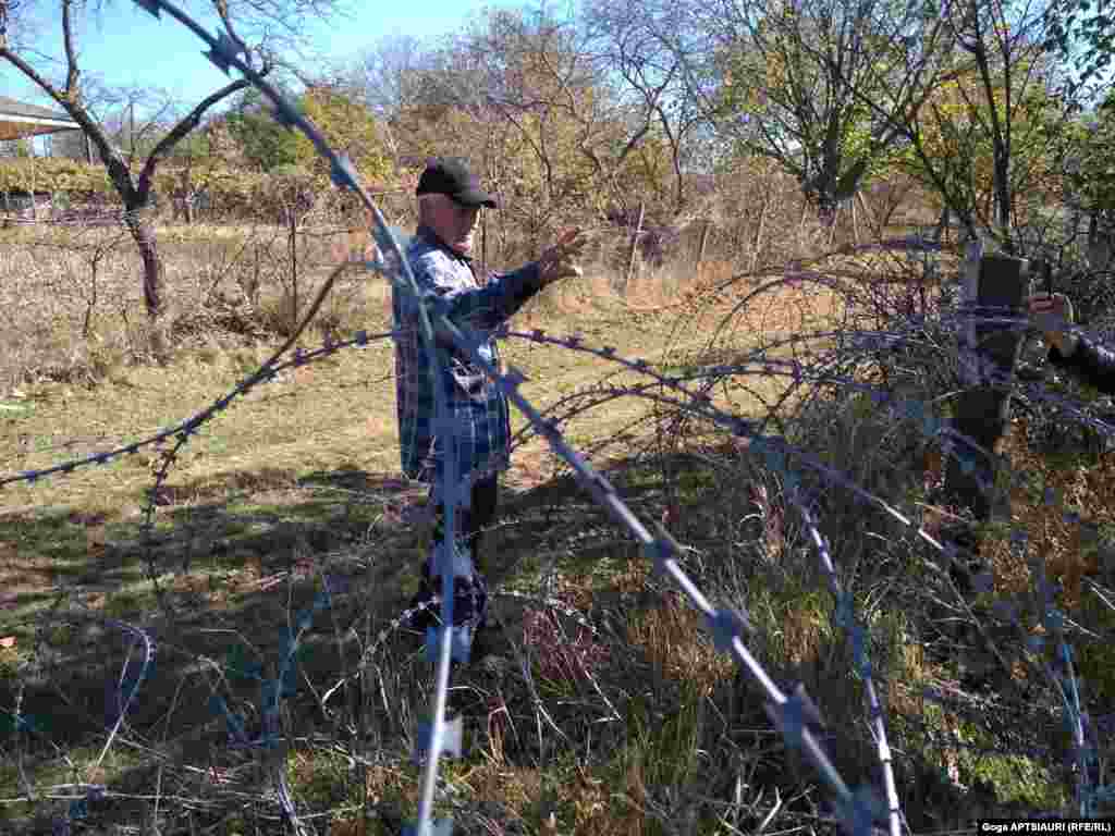 Сам Дата-папа один раз перелез через колючую проволоку, чтобы проголосовать на выборах.