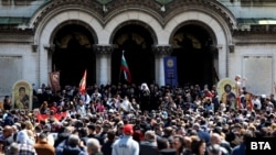 Шествието "Добродетели и религия в училище", организирано от граждански сдружения, започва пред патриаршеската катедрала "Св. Александър Невски". 