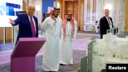 دونالد ترامپ، رئیس‌جمهور ایالات متحده آمریکا و محمد بن سلمان، ولیعهد عربستان (فرد دوم از چپ) در نشست سرمایه‌گذاری آمریکا-عربستان. ۲۳ اردیبهشت