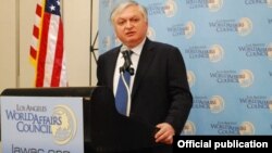 Глава МИД Армении Эдвард Налбандян выступает с речью в политологическом центре «Совет мировых проблем», Лос-Анджелес, 24 сентября 2012 г. (Фотография - пресс-служба МИД Армении)
