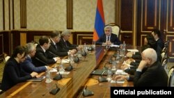 Նախագահ Սերժ Սարգսյանը հանդիպում է սահմանադրական բարեփոխումների մասնագիտական հանձնաժողովի հետ, 13-ը մարտի, 2015թ. 