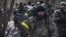Украинские военные во время операции по освобождению населенного пункта в Киевской области, где находятся российские силы. 10 марта 2022 года