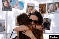 Жени се прегръщат на мястото на музикалния фестивал "Нова", близо до границата с Ивицата Газа, 7 октомври 2025 г.