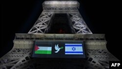 Эйфел мунарасына тартылган Израилдин жана Палестинанын желектери. Париж, 21-сентябрь, 2025-жыл
