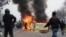 Иранда президент Ахмадинежадга каршы митинг өткөргөн оппозиция тарапкерлери полициянын машинесине өрт коюшту. 27-декабрь, 2009-ж. 