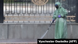 Дезинфекция территории близ «Белого дома». Бишкек, 26 марта 2020 г.