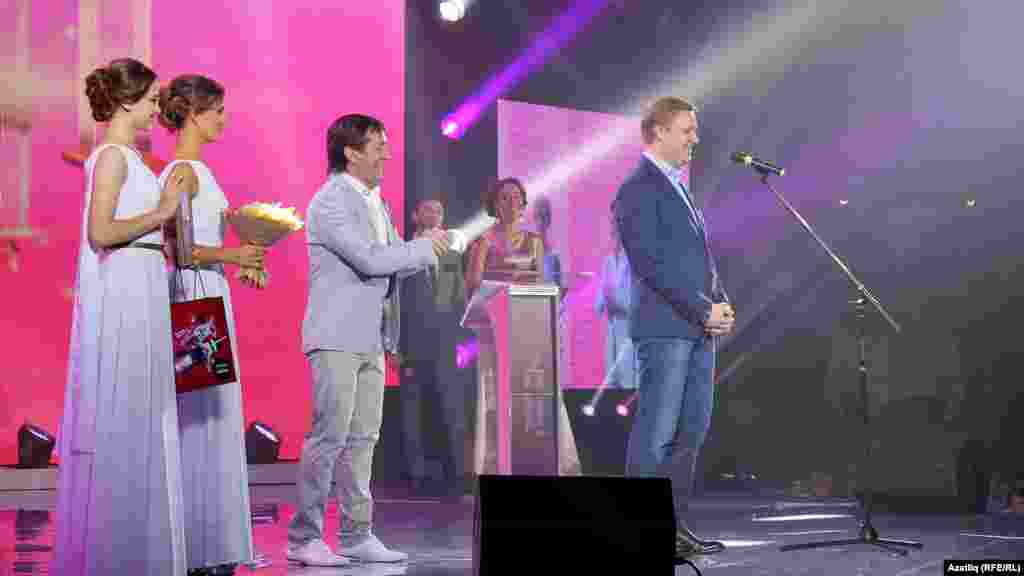 &quot;Татар җыры&quot; сәхнәсендә Айдар Галимовны бүләклиләр