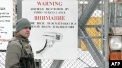 Солдат США на посту в авиабазе "Манас". 4 февраля 2009 г.