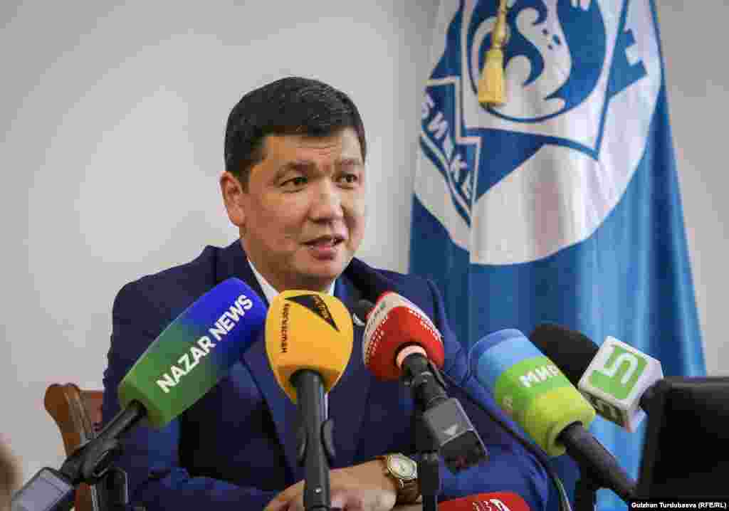 Айбек Жунушалиев Бишкек мэри болуп шайлангандан кийин журналисттерге маалымат жыйын куруп, шаардагы чарбалык, майда жумуштардан сырткары, чоң долбоорлорго басым жасап, таштандыны кайра иштетүүчү завод курууга инвестор тарта турганын билдирди.&nbsp;