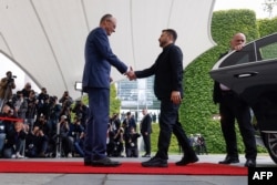 Канцлер Німеччини Фрідріх Мерц вітає президента України Володимира Зеленського в Офісі канцлера. Берлін, 28 травня 2025 року