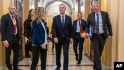 NATO-nyň baş sekretary Ýens Stoltenberg (ortada) 30-njy ýanwarda ABŞ-nyň Kapitol binasynda respublikan we demokrat kanun çykaryjylar bilen duşuşýar. Waşington,ABŞ. 