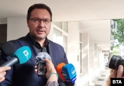 Министър Даниел Митов по време на посещение във Варна, 12 юни.