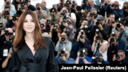 Моника Белучи позира по време на кинофестивала в Кан, 2019 г. 