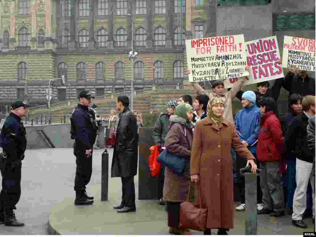 Босқын қазақтардың наразылық митингісі екі сағатқа созылды, полициялар да митингтің рұқсат қағазы бар-жоғын сұрады - 2006 жылы әртүрлі уақытта, әрқилы жолмен Қазақстаннан қашып, Чехияға жеткеннен кейін бұл адамдар осы елдегі түрлі қалалар мен ауылдарға шашыраңқы түрде қоныстанды.  