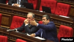 Аракел Мовсисян (справа) в зале заседаний парламента (архив)