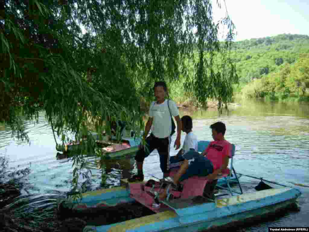 Пансионаттын көлмөсүндө чоңдор да ойносо болот.