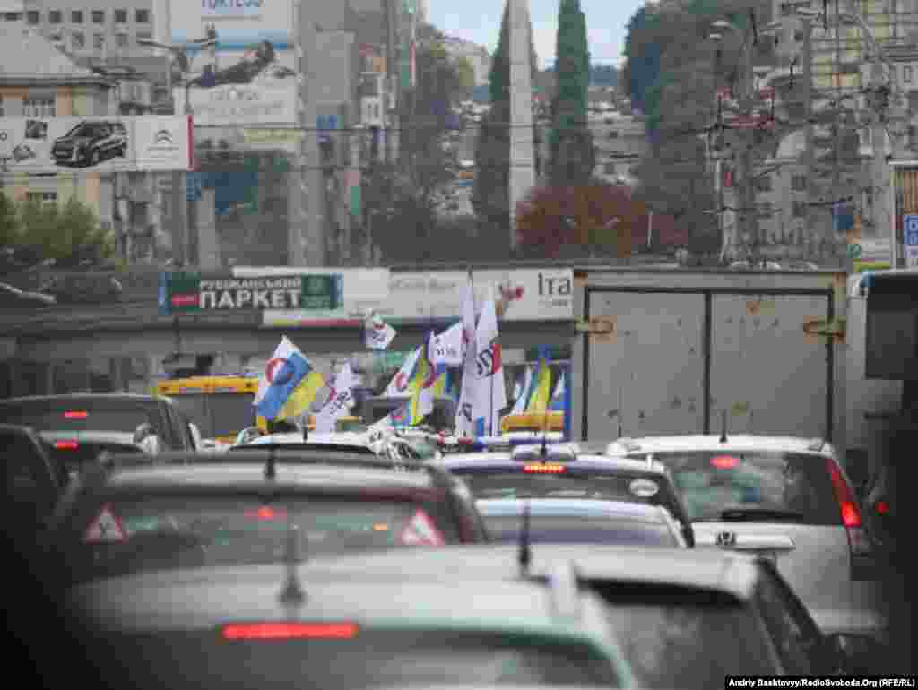 Рух транспорту обмежили також проспектом Перемоги. Міліція не пропускала до центру Києва учасників акції «АвтоМайдан», які прямували на мітинг опозиції. Працівники ДАІ заявили, що не пропустять автоколону у зв’язку з тим, що учасники начебто не подавали заявку на проведення акції. При цьому через дії співробітників ДАІ на проспекті Перемоги утворився багатокілометровий затор. На участь в «АвтоМайдані» зголосилися 260 автомобілів. Його організатором виступила Всеукраїнська громадянська акція «Вперед».