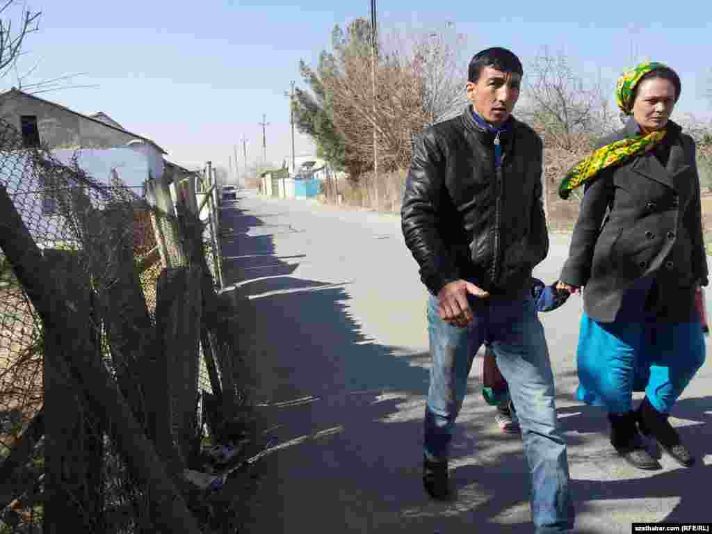 Çoganlynyň ýaşaýjylarynyň aglabasy gurluşyk sektorlarynda işlemek üçin ýurduň beýleki welaýatlaryndan gelen migrant işçiler.