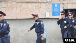 Сотрудники дорожной полиции выходят из здания Управления дорожной полиции.  Атырау, 5 октября 2009 года.