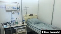 "Tez yordam"ga murojaat qilayotgan bemorlarni yig‘ib-tarqatayotgan “O‘zekspomarkaz” binosi, 28 iyulь, 2020