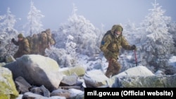 Під час зимового курсу запланований тривалий піший марш гірською місцевістю, сходження на вершини, проведення занять з лавинної безпеки тощо