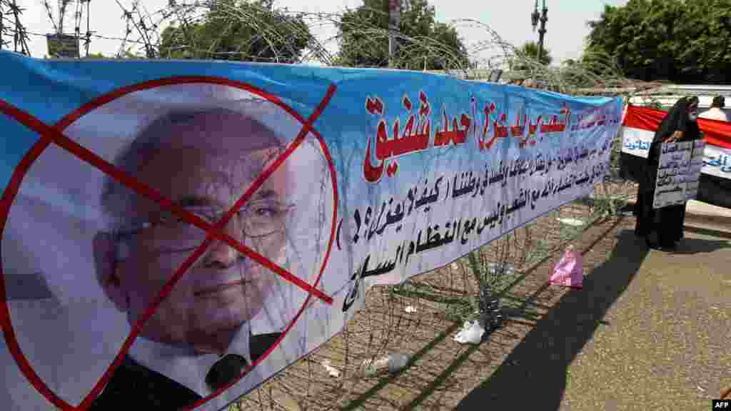 Перечеркнутый портрет бывшего премьер-министра Ахмеда Шэфика