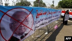 پوستر مخالفان احمد شفیق، نخست وزیر دولت سابق مصر