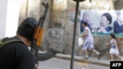 در همين حال خبرگزاری ها از بيروت گزاش می دهند که حزب الله لبنان، گروه تحت حمايت ايران، کنترل بخش وسيعی از بيروت را در دست گرفته است. (عکس از AFP)