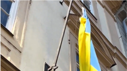 В Чехії зняли український прапор з будівлі парламенту (відео)