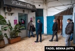 نیمی از مشتری‌های مادام فال را مسلمانان تشکیل می‌دهند.