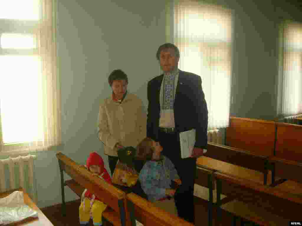 Алесь Пушкін зь сям'ёй у судзе, Крупкі, 3 траўня - Алесь Пушкін зь сям'ёй у судзе, Крупкі, 3 траўня