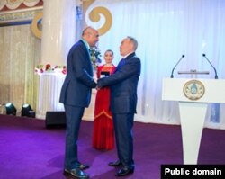 Феттах Таминже Нурсултан Назарбаевдин колунан сыйлык алды. 2014-жылдын 16-июлу.
