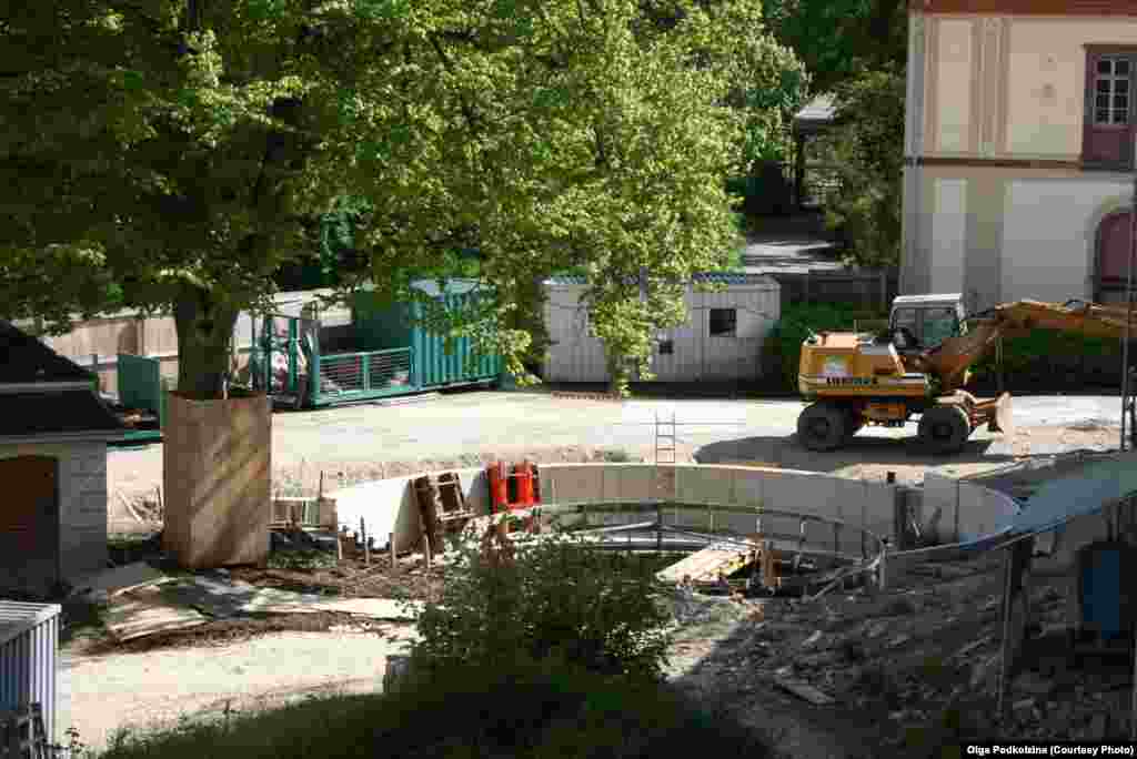 Местные землевладельцы князья Фюрстенберги решили устроить исток Дуная в саду у своего дворца. Donauquelle - фонтан-исток Дунайского ручья - весь 2014 год находится на ремонте