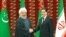 Президент Туркменистана Гурбангулы Бердымухамедов (справа) приветствует президента Ирана Хасана Роухани (слева).