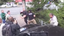 У Києві біля будівлі посольства Росії виникла сутичка (відео)