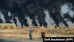 عملیات نظامی ترکیه در روز ۱۷ مهر با نام «چشمه صلح» درست سه روز بعد از اعلام دولت آمریکا در خصوص خروج از پایگاه‌های نظامی در شمال سوریه شروع شد