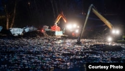 Частковий річковий бар’єр для сміття. Місто Вашарошнамень, Угорщина, лютий 2021 року