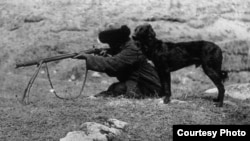 Быйыл Кыргызстанда 1916-жылдагы боштондук көтөрүлүшүнүн  жана Улуу Үркүндүн 100 жылдыгы белгиленүүдө. Сүрөттө: кыргыз аңчы. 