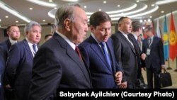 Премьер-министр Кыргызстана Сапар Исаков (справа) и президент Казахстана Нурсултан Назарбаев. Сочи, 11 октября 2017 года.