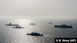 Французький авіаносець «Шарль де Голль» і фрегат «Прованс» разом із кораблями США на навчаннях у березні 2021 року