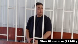 Мелис Аспеков "Опузалап талап кылуу"  жана "Алдамчылык" беренелери менен айыпталып жатат.