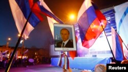 Ресей президенті Владимир Путиннің суретін ұстап тұрған қырымдықтар. Симферополь, 21 наурыз  2014 жыл.